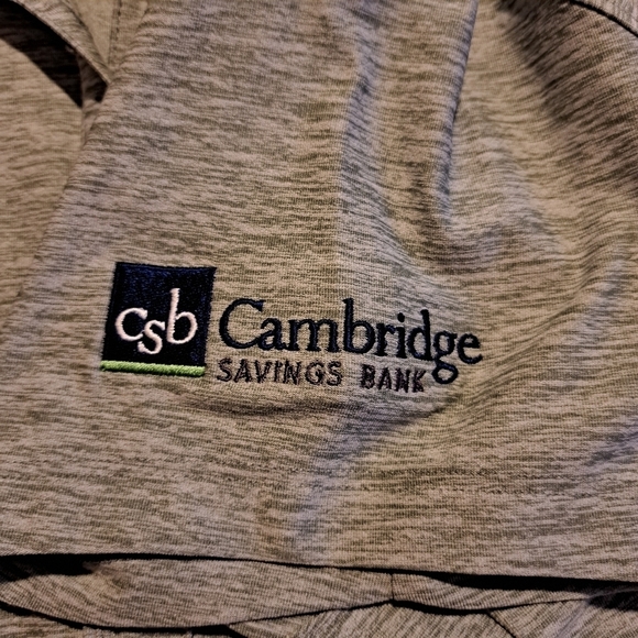 Under Armour women's medium, gray fitted top, has advertising on sleeve - Picture 4 of 6